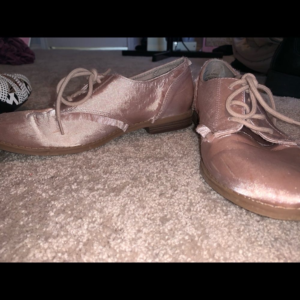 Satin pink shoes w/ pink fringe! Lightly worn!